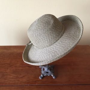 Pack able straw hat.