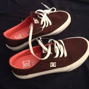 Wine-colored DC canvas skate shoes