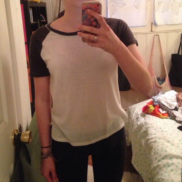 URBAN OUTFITTERS BASEBALL TEE S
