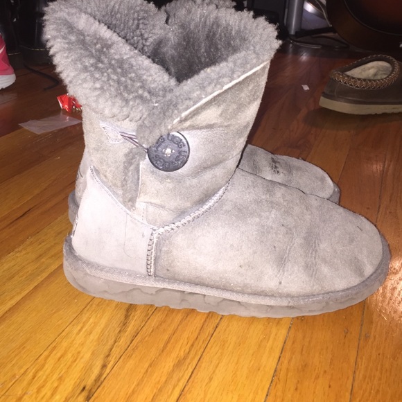 gray bailey button uggs