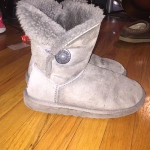 gray bailey button uggs