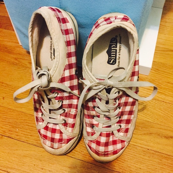 Simple sneaker.