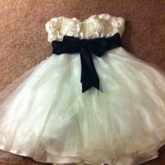 Classy white dress with black bow 👗