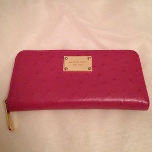 🎉 SALE😘WAS $80 Michael Kors pink wallet