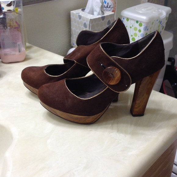 Brown Anne Michele suede pumps