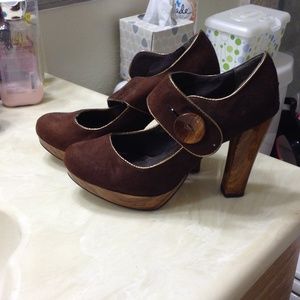 Brown Anne Michele suede pumps