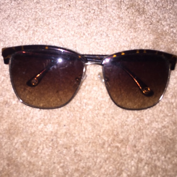Micheal Kors sunglasses - Picture 3 of 4