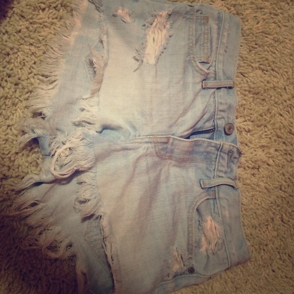 Light wash distressed abercrombie shorts!