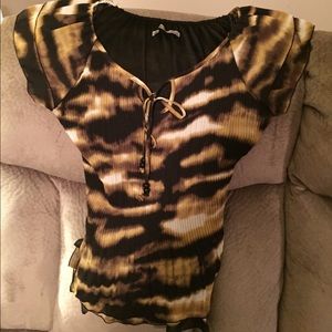 Cute shirt ties in front.