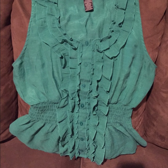 ❌SOLD!❌Ruffle detail sleeveless top 👚 - Picture 2 of 5