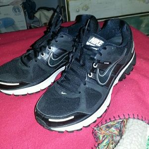 Nike shoes was husband's but to small .Pegasus 28