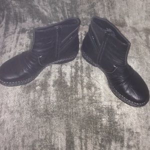 Earth Poplar black leather ankle boots