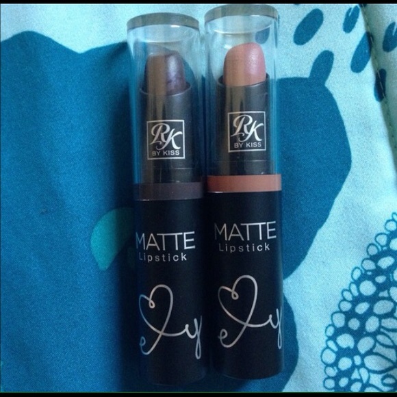 Two matte lipsticks by kiss