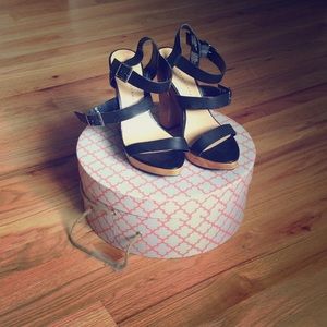 SALE 🎉✂️ Lauren Conrad Black Two Stripe Heels