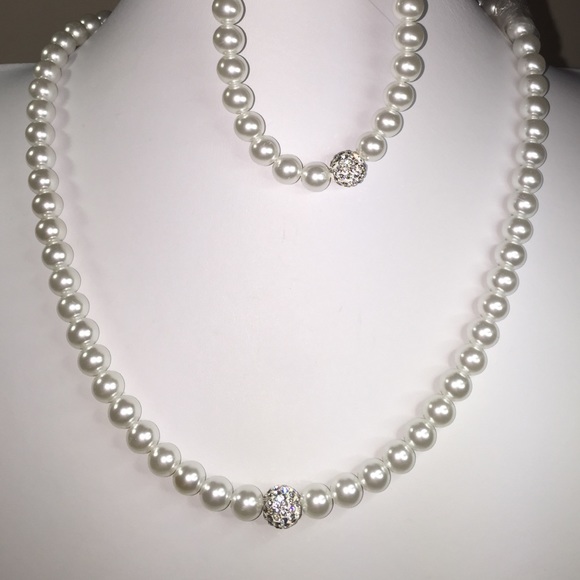 V37 White glass pearls and Swarovski 3 piece set