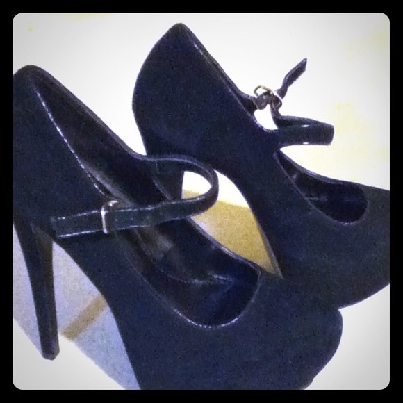Black Platform Steve Madden Heel