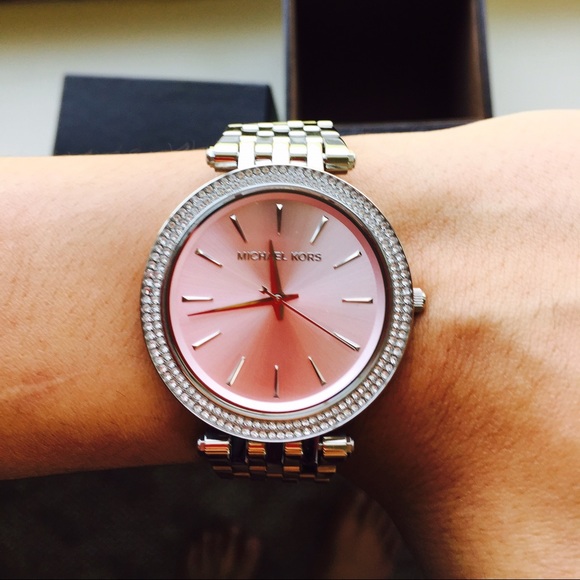 SOLD.! MICHAEL KORS SILVER WATCH NEW WITH TAG.! - Picture 3 of 4