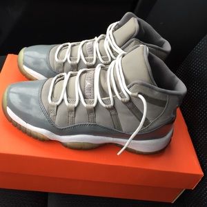Air Jordan Retro 11 Mid "Cool Grey"