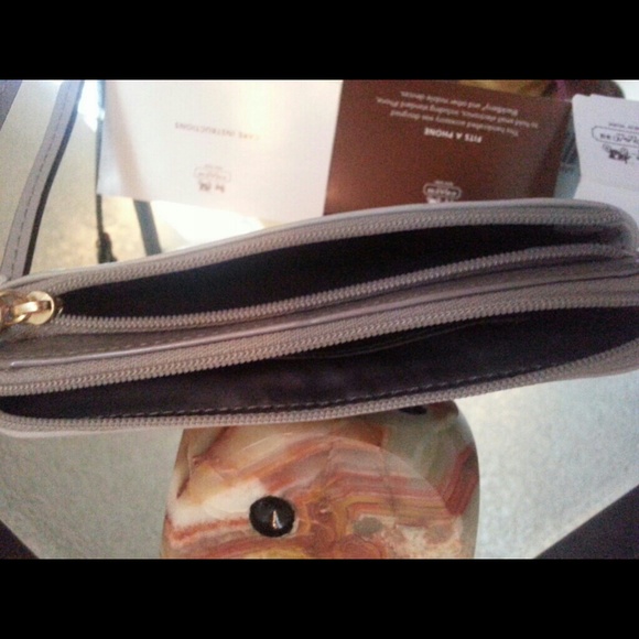 AUTHENTIC COACH LEATHER WALLET - Picture 2 of 2