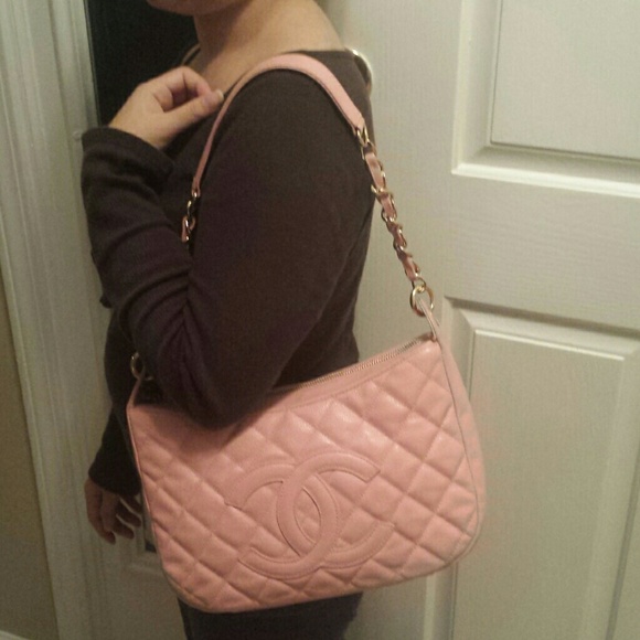 CHANEL Handbags - 🎉🎉 3x HP 🎉🎉 Pink CHANEL caviar hobo