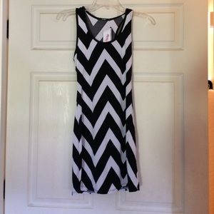 Chevron blk/white short summer dress
