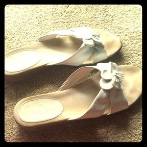 BUNDLED Easy spirit white summer sandals