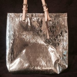 Michael Kors silver MK bag 👌