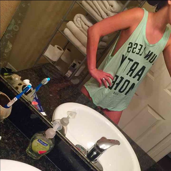 VS TANK ❤️ - Picture 2 of 2