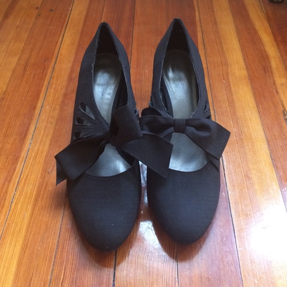 Bow tie heels
