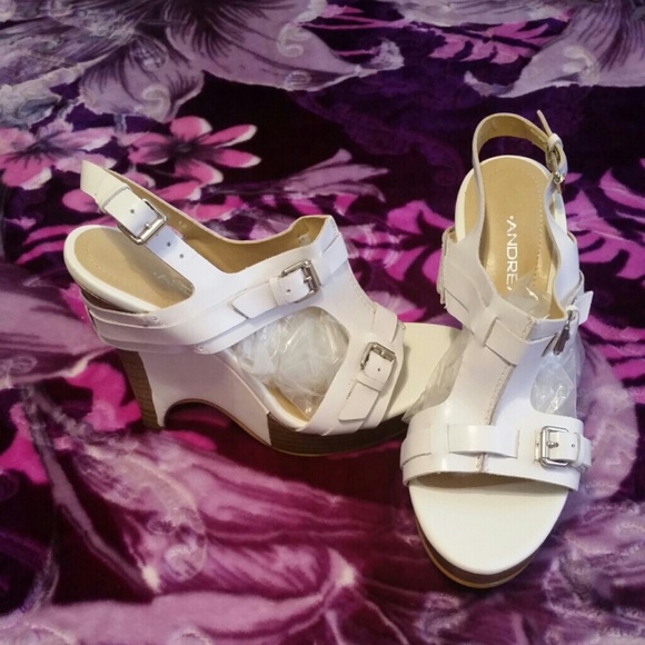 💕  Lovely White Leather Wedges...