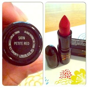 MAC LE Julia Petit, Petite Red