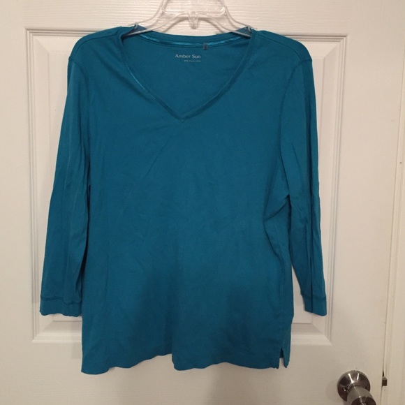 XL Comfy 3/4 sleeve turquoise tee with v neck