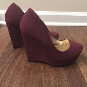 Shoedazzle Maroon Wedges