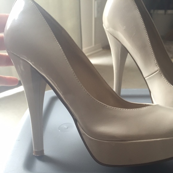 Nude guess pumps