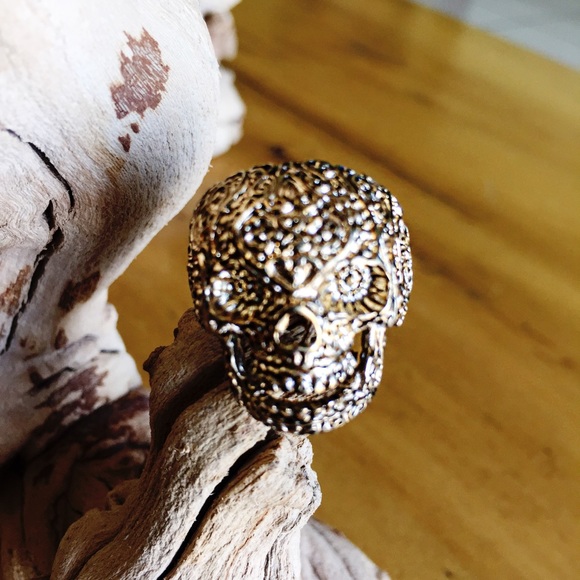 Skull ring
