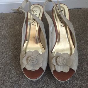 Bucco Biege wedge shoes with flower tip