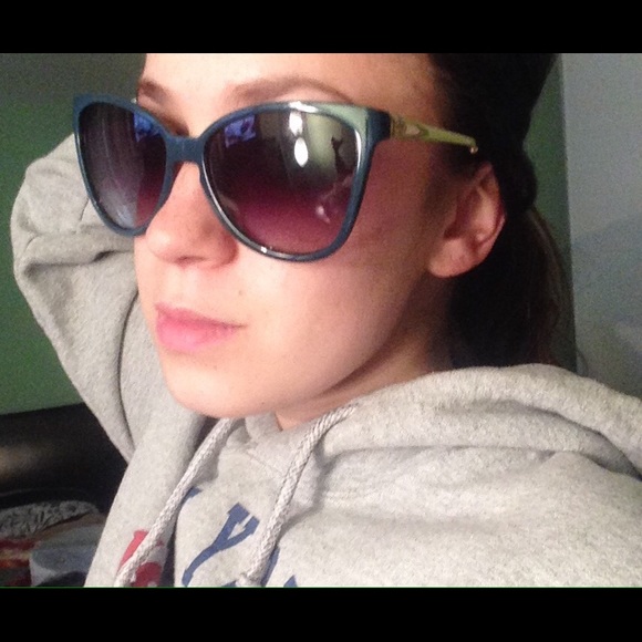 Tory Burch Foldable Sunglasses - Picture 4 of 4