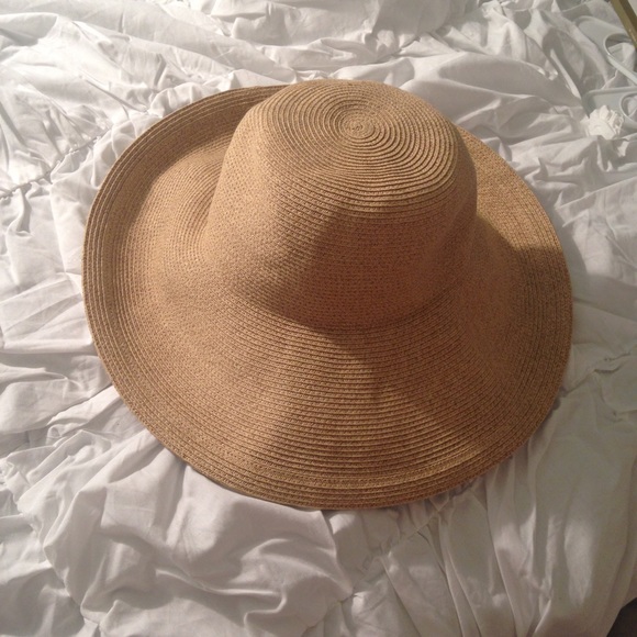 Straw floppy hat