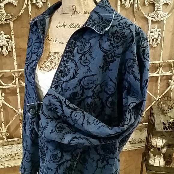 SOLD. CHICO ' S denim jacket size 2 - Picture 2 of 4