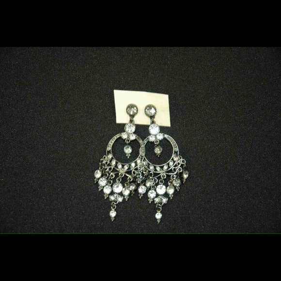 Shiny dangling earrings.💎
