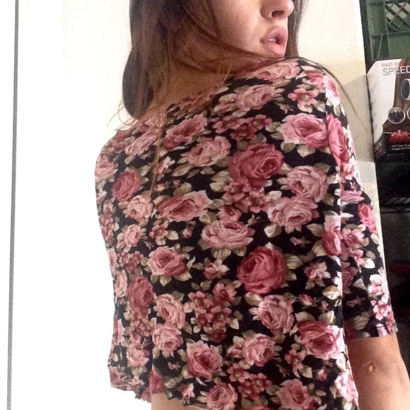 Beautiful crop top - Picture 2 of 3