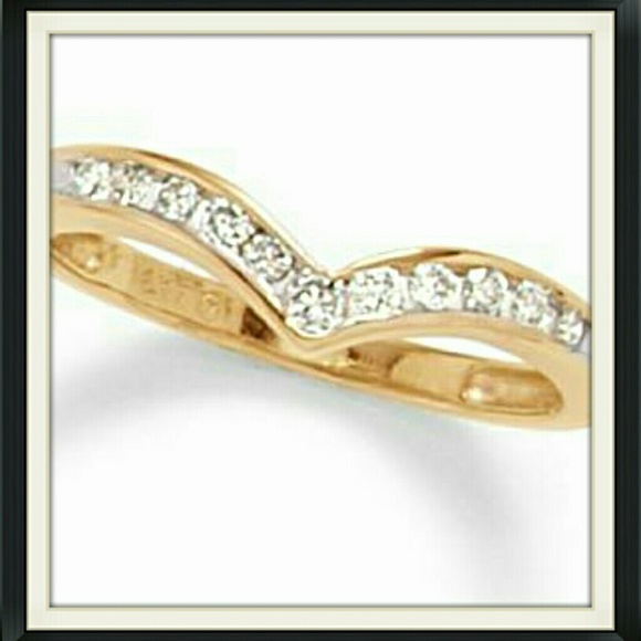Diamond Chevron Channel Band in 10K G