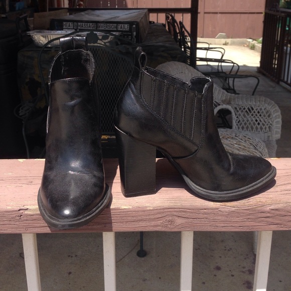 Black Pointed toe Boots