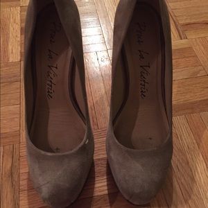 Por La Victoire Irina Suede Pump