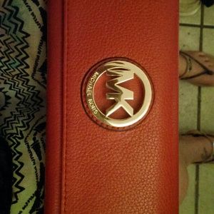 Michael Kors
Fulton Carryall Wallet CHILI