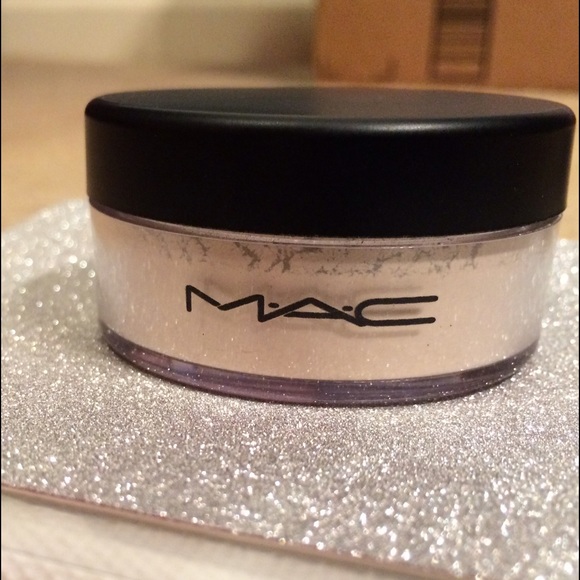 MAC Loose Beauty Powder In Dancing Light