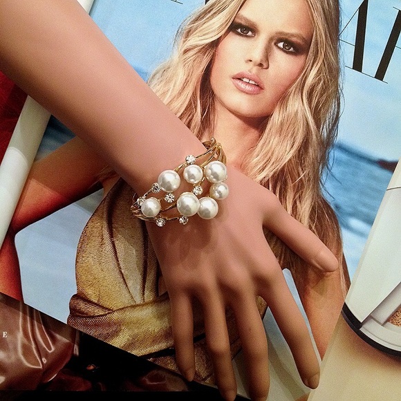 Jewelry - Spiral Pearl Bracelet