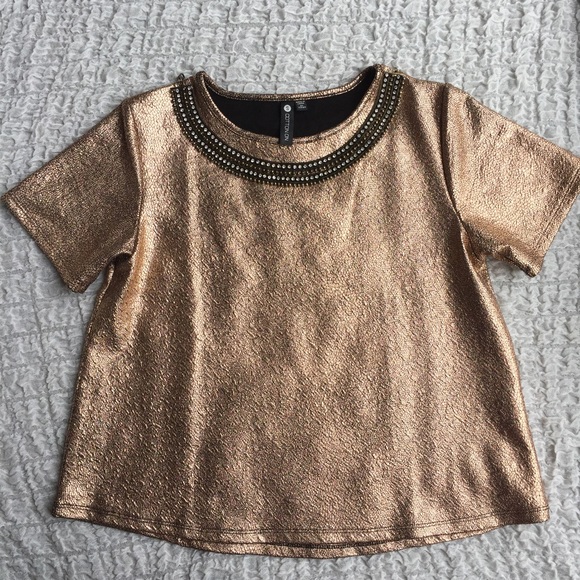 Metallic Rose Gold Tee with necklace!✨