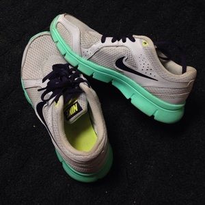 Women Nike shoe size 5.5