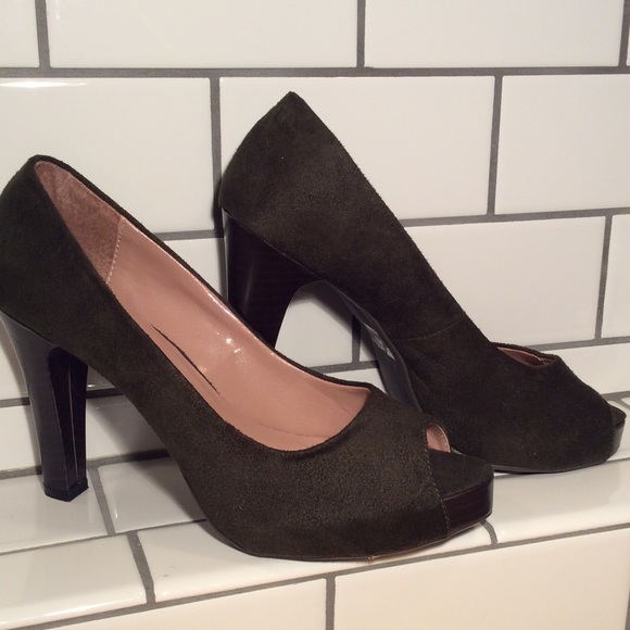 >>>SOLD<<<Charles Albert Olive Open Toe Platforms